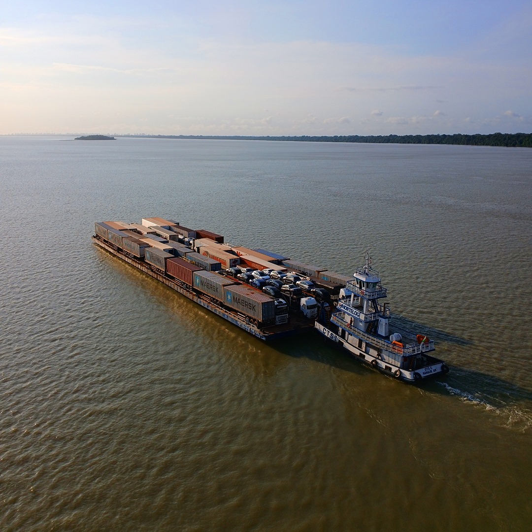 Balsa da NorteLog transportando carga no Rio Amazonas