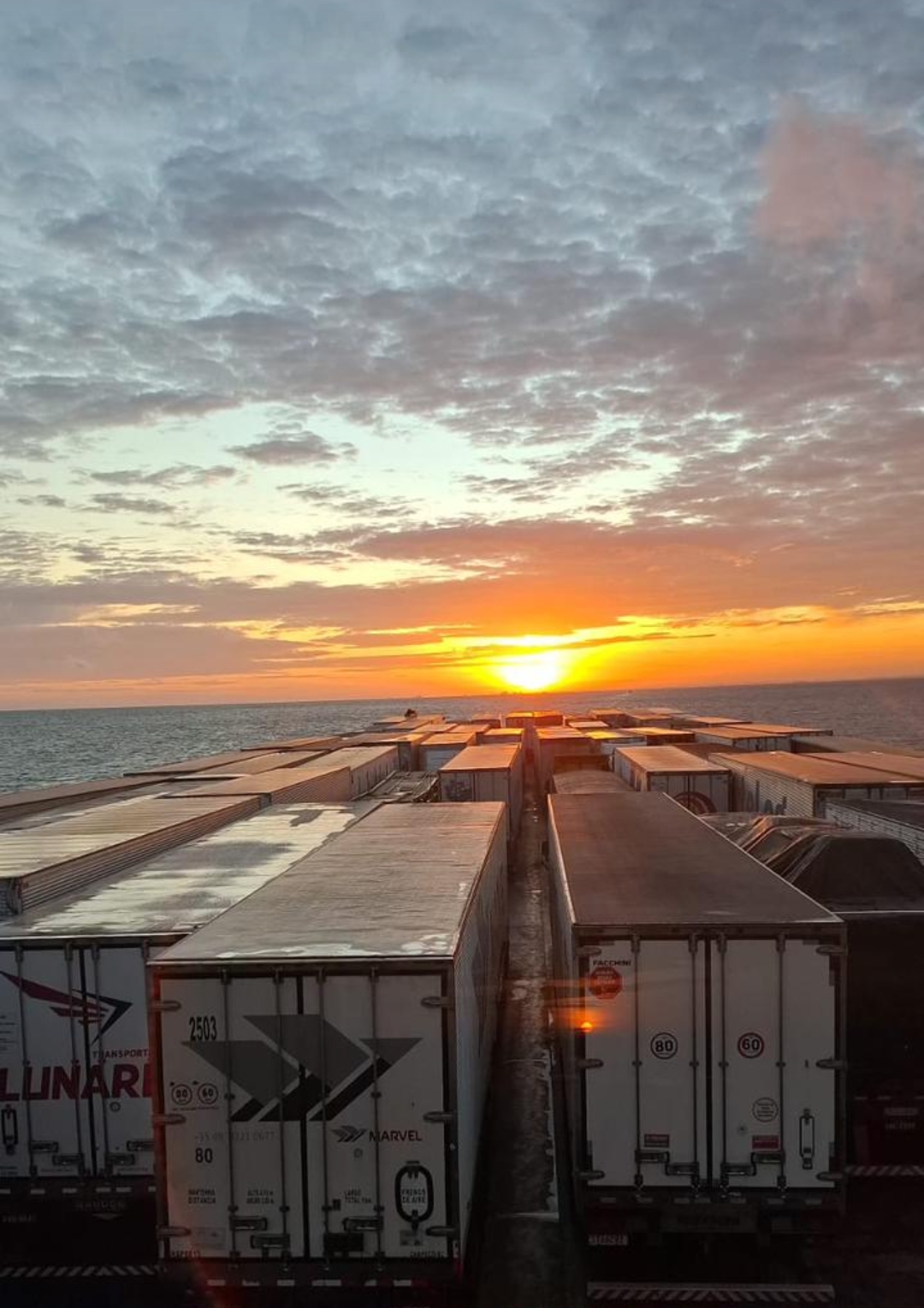 Logística rodoviária NorteLog ao pôr do sol